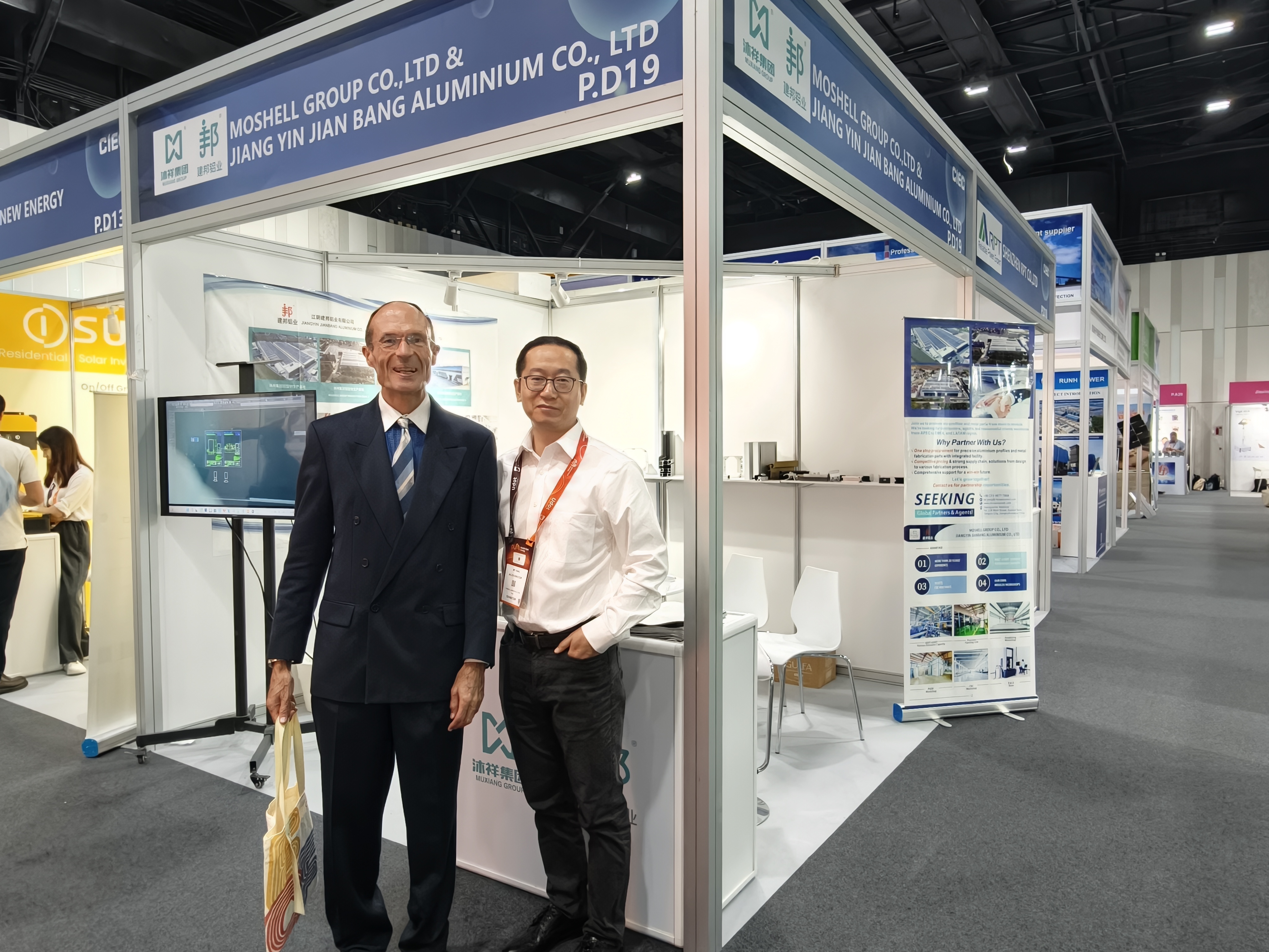 A Muxiang Group új energiatakarékos alumínium profilokat mutat be a dubai energiakiállításon